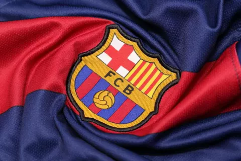 لخرق قواعد اللعب المالي النظيف.. الاتحاد الأوروبي يعاقب تشيلسي وبرشلونة